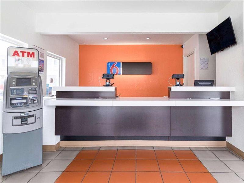 Motel 6-Long Beach, Ca - International City Экстерьер фото