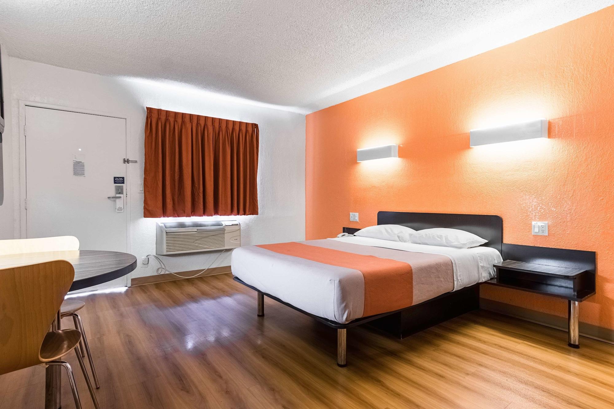 Motel 6-Long Beach, Ca - International City Экстерьер фото