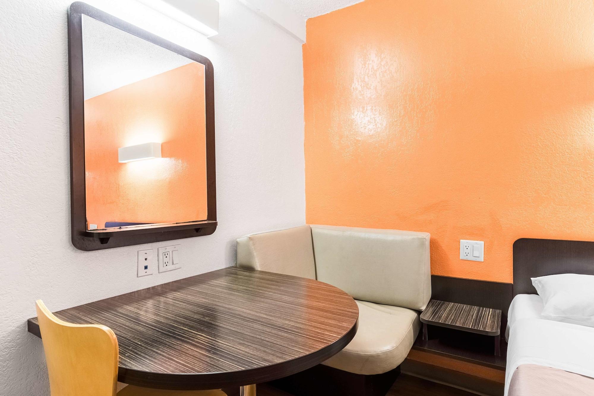 Motel 6-Long Beach, Ca - International City Экстерьер фото