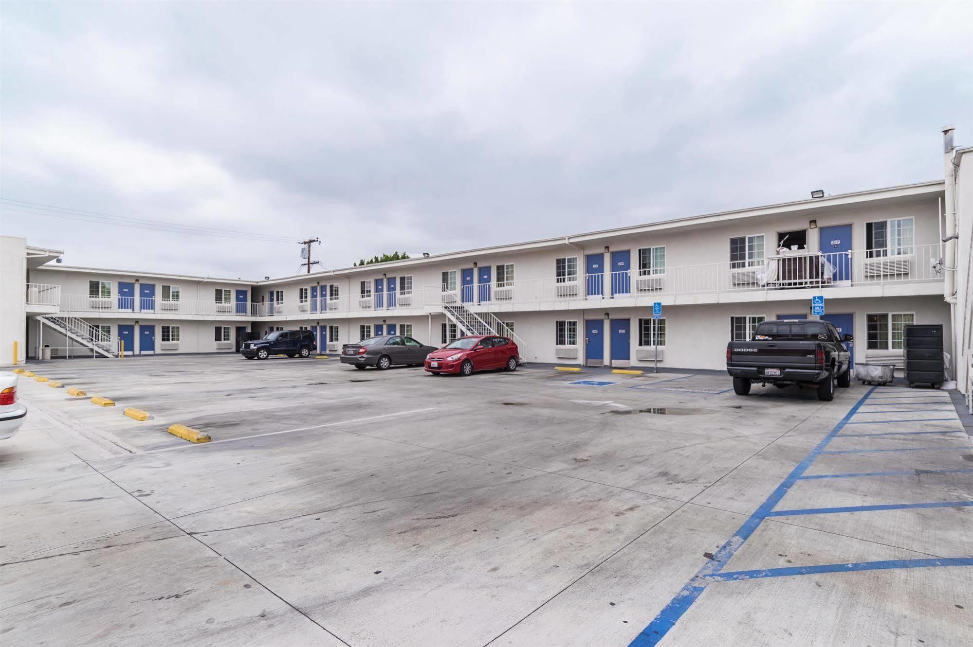 Motel 6-Long Beach, Ca - International City Экстерьер фото