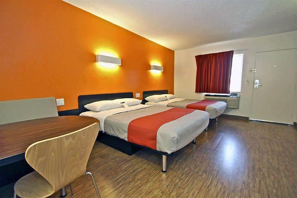 Motel 6-Long Beach, Ca - International City Экстерьер фото