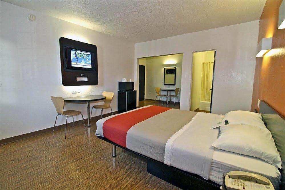 Motel 6-Long Beach, Ca - International City Экстерьер фото