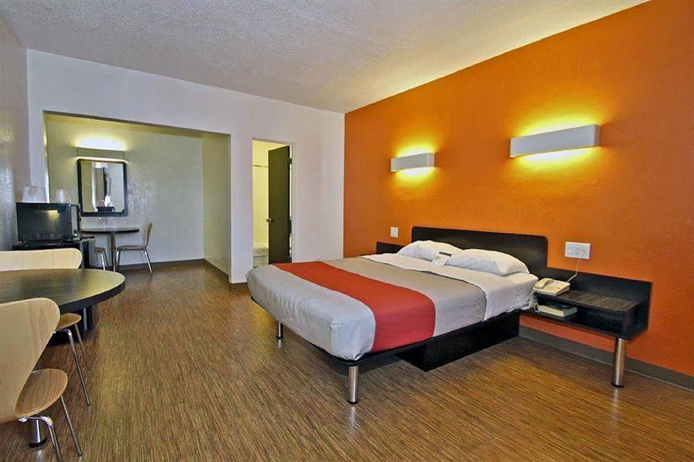 Motel 6-Long Beach, Ca - International City Экстерьер фото